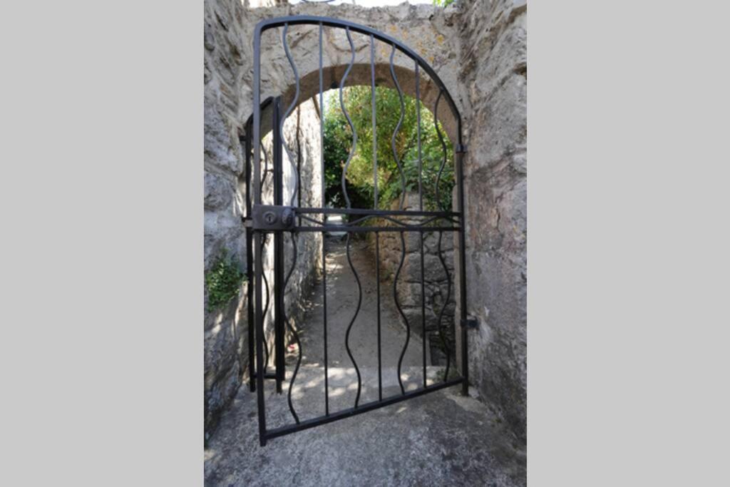 Maison Pierre Et Voute Au Coeur Du Village Balazuc Bagian luar foto