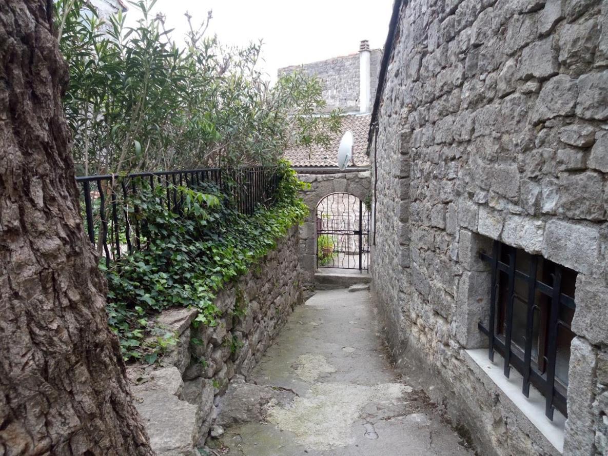 Maison Pierre Et Voute Au Coeur Du Village Balazuc Bagian luar foto